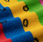 シーズーを包み込むには有り余るほどのマフラータオル